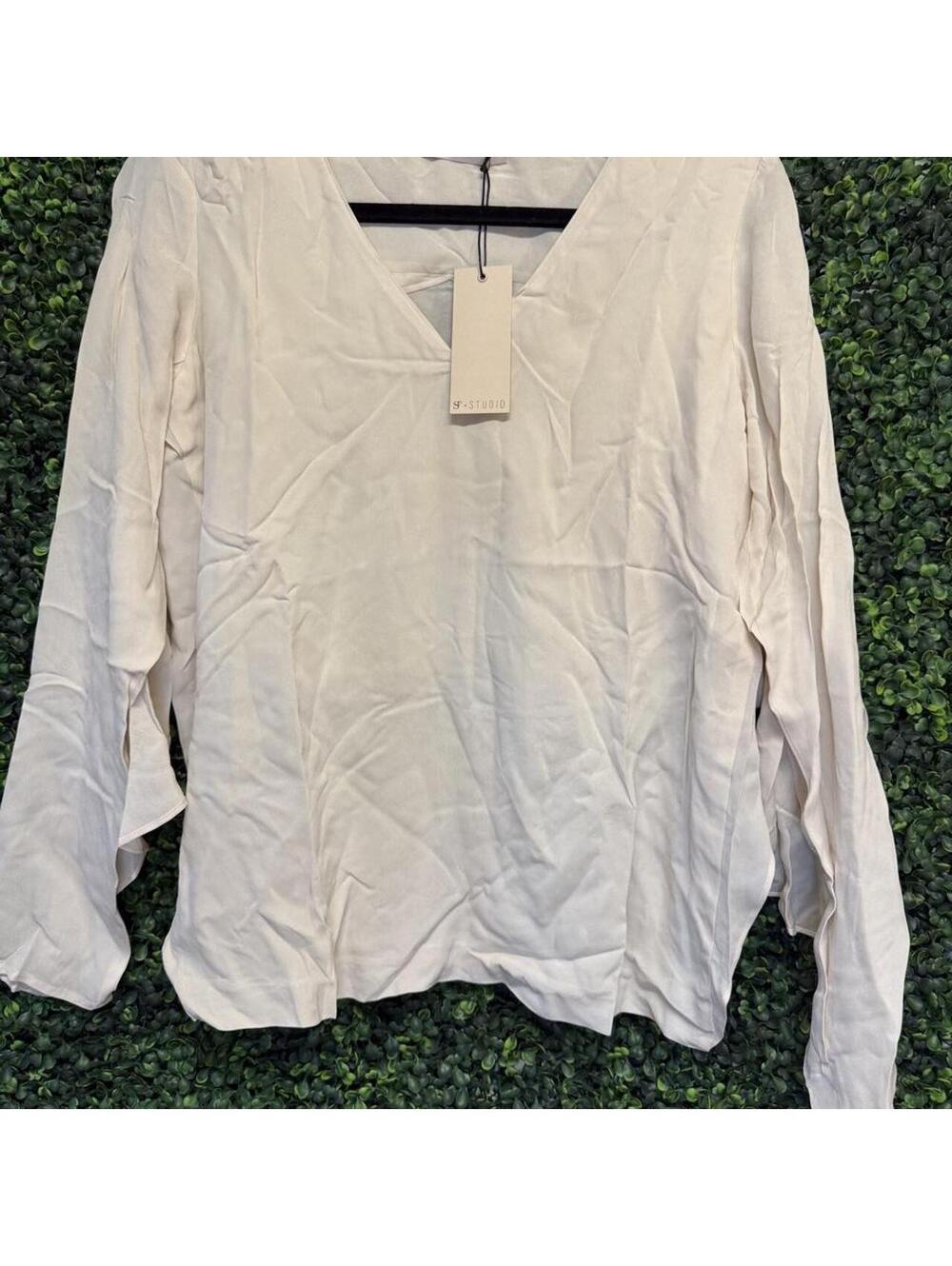🤍 BRAND NEW WITH TAGS S·STUDIO ivory/cream statement blouse, size 36.